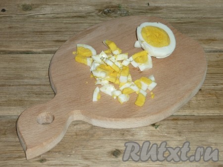 Очищенные яйца тоже нарезать кубиками.
