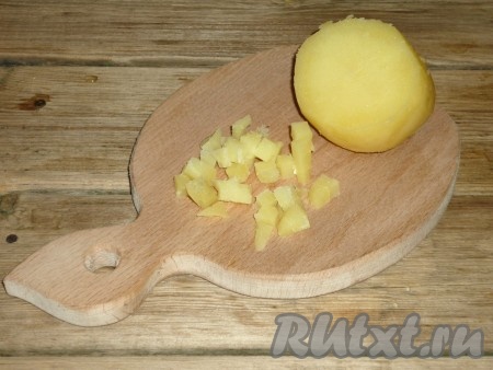 Для начала нужно отварить картофель в мундире. Яйца сварить вкрутую. Вареный картофель очистить и нарезать небольшими кубиками.&nbsp;
