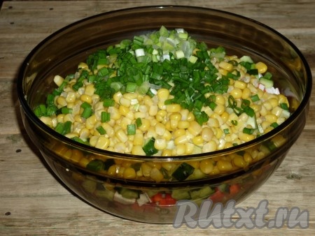 В миске соединить картофель, крабовые палочки, кукурузу, яйца и зелёный лук, добавить майонез, по вкусу посолить и перемешать.
