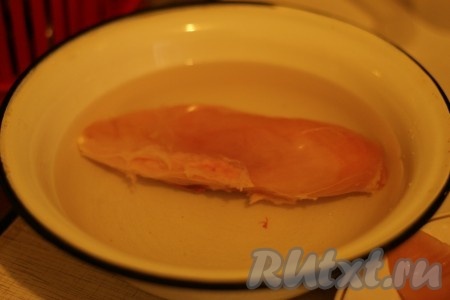 Куриную грудку замочить в рассоле – 1 ч. л. соли на 1 стакан воды. Оставить на 2 часа.