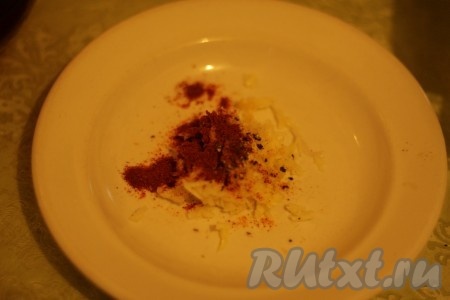 Чеснок натереть, смешать с перцем и паприкой