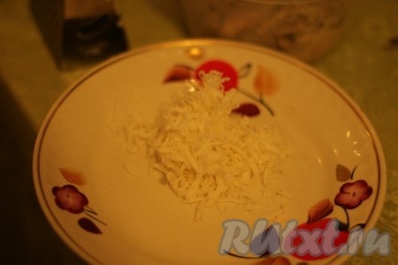 Козий сыр натереть.