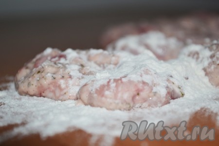 Обвалять мозги в муке со всех сторон. 