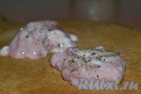 Разрезать на небольшие кусочки, посолить и присыпать чёрным молотым перцем.&nbsp;
