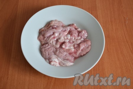 аккуратно снимая с них плёнку.