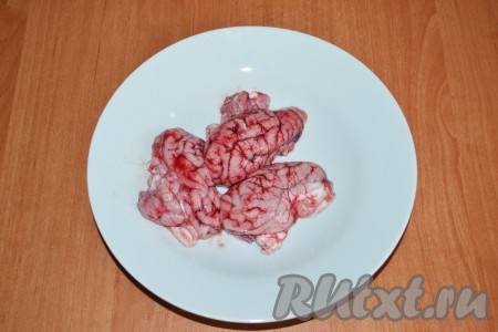 Под прохладной проточной водой промыть свиные мозги,