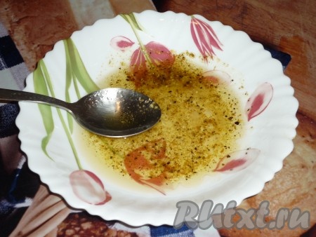 Лимон тщательно вымыть. Растительное масло смешать с солью, специями (у меня - чёрный молотый перец и приправа для рыбы), добавить сок, выжатый из половины лимона, хорошо перемешать масляно-лимонную смесь.