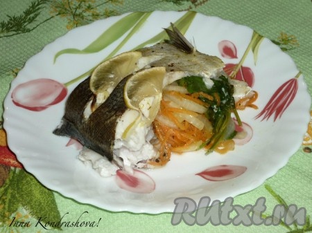 Сочного, вкусного толстолобика, запечённого целиком с лимоном, достать из духовки, разделить на порционные кусочки и можно подавать рыбку с овощами к столу.