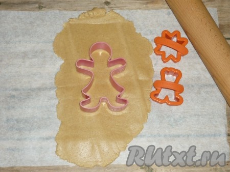 Готовое тесто раскатать в пласт толщиной 3-4 мм и с помощью формочек для печенья вырезать фигурки.&nbsp;
