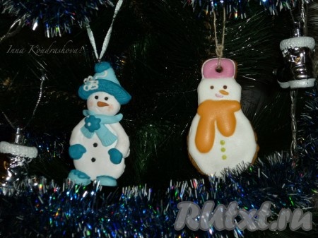 А вот снеговик (один - из полимерной глины, а второй - имбирный). 
