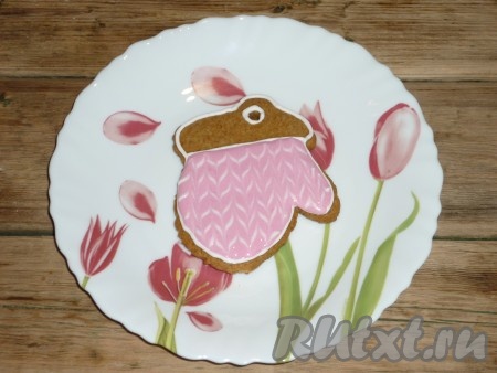 Украшаем имбирное печенье глазурью.