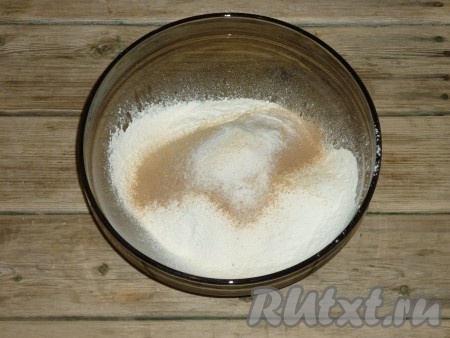 Просеянную муку смешать с содой и молотыми специями. 