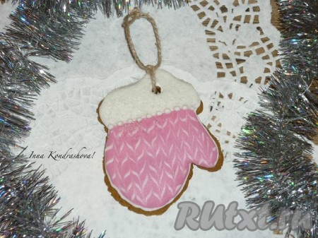  В отверстие я протянула нитку. 