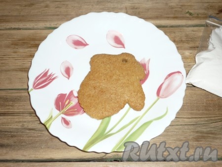 Белковая глазурь готова. Она получается довольно густой. Такая масса подойдёт для склеивания пряничных домиков. Для прорисовки контуров имбирного печенья нам нужна не такая густая глазурь, поэтому мы будем добавлять немного воды (буквально по каплям). Для заливки печенья должно быть жидковатая глазурь, которая при нанесении будет хорошо ложиться, её консистенцию мы также регулируем водичкой. Также немаловажно знать, что глазурь очень быстро сохнет, поэтому мы ее должны накрывать крышкой  или мокрым полотенцем. В глазурь можно добавлять пищевые красители нужных вам цветов. 