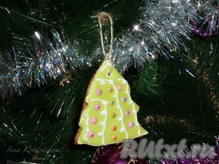 Повесила печенье на ёлку. 