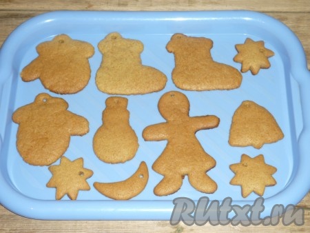 Достать готовое печенье из духовки и, пока оно ещё горячее, с помощью трубочки для сока сделать отверстие для будущей ниточки.&nbsp;
