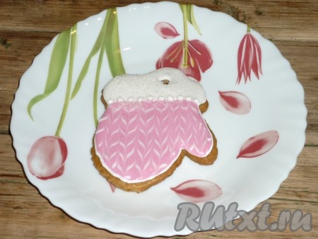 Украшаем имбирное печенье глазурью.