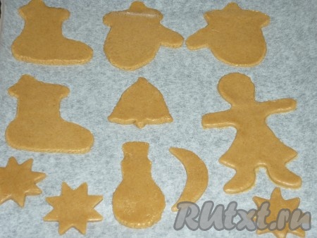 Противень застелить пергаментом, на который выложить имбирное печенье.&nbsp;
