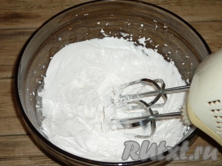 Затем влить лимонный сок и продолжить взбивать около 3 минут. 