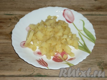 Картофель, очищенный от кожуры, нарезать на небольшие кубики.&nbsp;