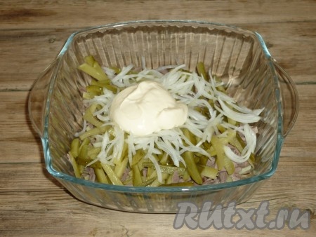 Заправить салат майонезом и перемешать. Если нужно, подсолить.