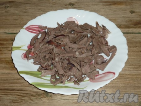 Варёное свиное сердце нарезать соломкой.