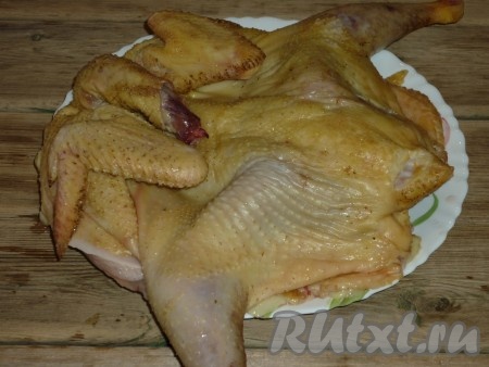 Тушку разрезать вдоль по грудине, а затем, придавливая слегка по хребту, придать курочке более плоскую форму.&nbsp;
