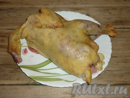 Курицу тщательно вымыть под проточной водой и обсушить.&nbsp;
