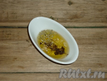 Чеснок очистить, мелко нарезать, переложить в небольшую ёмкость, добавить розмарин, соль, чёрный молотый перец, растительное масло и хорошо перемешать.&nbsp;