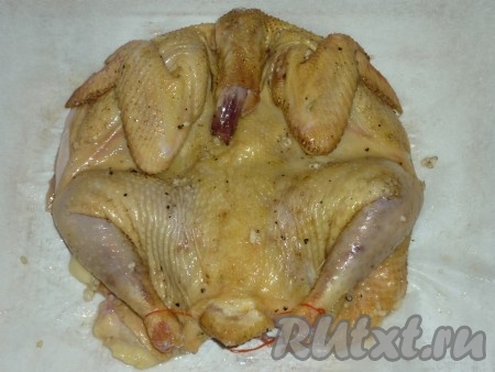Духовку разогреть до 180 градусов. Ножки курицы связать ниткой, придавая тушке более красивый вид. Выложить домашнюю курицы на противень, застеленный пергаментом (или смазанный растительным маслом), и отправить в духовку. Для того чтобы курочка получилась с хрустящей, золотистой корочкой, в процессе запекания её нужно периодически поливать выделившимся соком. У меня домашняя курица запекалась чуть больше 1,5 часов. Для того чтобы проверить готовность, сделайте на птице надрез, если из надреза выделяется прозрачный сок без примесей крови, значит курочка готова.