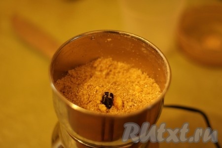 Грецкие орехи вместе с овсяными хлопьями измельчаем в кофемолке или блендере.
