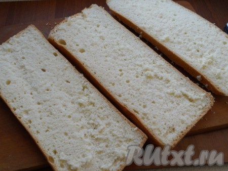 Для приготовления сиропа в воду всыпать сахар, довести до кипения и остудить. Бисквит разрезать вдоль на 3 части.