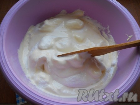 В миске соединить взбитые белки со взбитыми желтками, аккуратно перемешать деревянной лопаткой.