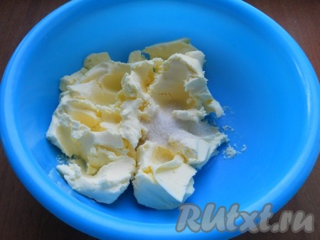 Сливочное масло комнатной температуры выложить в объёмную миску, добавить ванильный сахар.