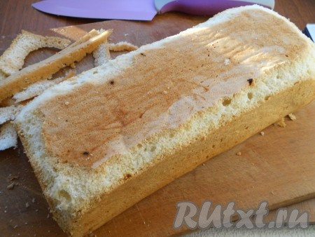 Острые углы и боковые верхние части бисквита обрезать острым ножом, как бы закругляя края. Обрезки подсушить (я подсушила в микроволновке, можно подсушить в духовке) и измельчить.