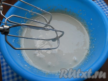 Во вторую объёмную миску выложить желтки, всыпать оставшиеся 60 грамм сахара, взбить миксером до светлого цвета и загустения.