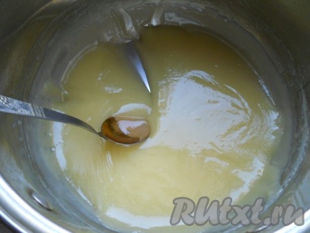 Варить смесь при постоянном помешивании на среднем огне до загустения. Затем снять с огня, остудить. После остывания молочно-желтковая смесь загустеет, по консистенции станет, как густая глазурь.