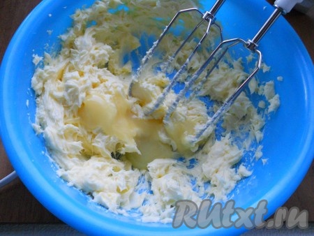 В масло добавлять по чайной ложке остывшей&nbsp;молочно-желтковой смеси, хорошо взбивая миксером после добавления каждой ложки смеси. Получится густой, пышный, ароматный крем "Шарлотт".