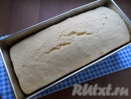 Выпекать бисквит в разогретой духовке при температуре 180 градусов минут 25-30. Для того чтобы проверить готовность, проколите бисквит сверху сухой зубочисткой. Если после прокола зубочистка останется абсолютно сухой, без следов теста, значит бисквит готов, доставайте его из духовки.