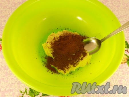 Отложить 1/3 часть крема, всыпать в него просеянный какао-порошок, перемешать столовой ложкой до однородности. По желанию, отложите от оставшегося крема ещё 2 столовых ложки крема в разные ёмкости. К одной столовой ложке крема добавьте немного красного пищевого красителя, к другой - зелёный пищевой краситель. Перемешайте. Получившиеся красный и зелёный крема будем использовать для украшения торта "Сказка".