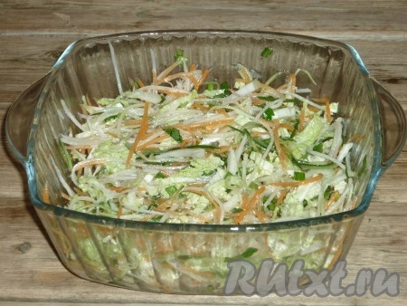 Сок лимона смешать с растительным маслом и полученной смесью заправить салат, хорошо перемешать, разложить по салатницам.
