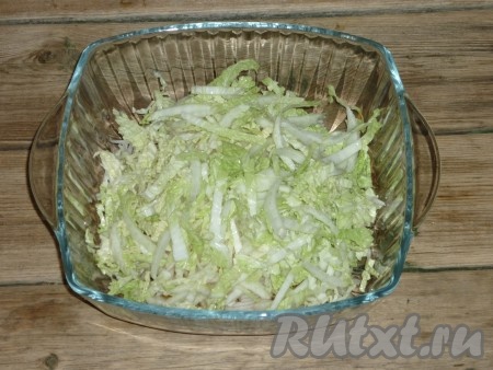 Капусту нашинковать соломкой. 