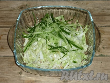 Огурец, не очищая, натереть на тёрке для корейской морковки.&nbsp;
