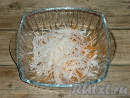Дайкон очистить и натереть таким же способом, как и морковь.&nbsp;
