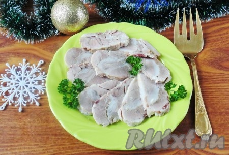 Охлажденный рулет из вареной свиной рульки достаем из холодильника, удаляем пищевую пленку и тонко нарезаем. Подаем к столу с горчицей и хреном. Просто, ароматно и очень вкусно.
