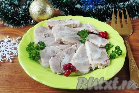 Рулет из вареной свиной рульки