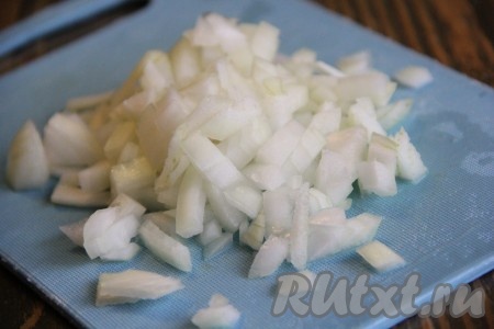 Лук почистить и нарезать мелкими кубиками.
 
