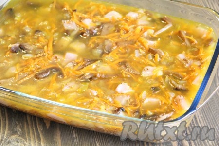 Аккуратно залить гречку с куриной грудкой и грибами водой или бульоном. Поставить форму в разогретую духовку и готовить 45-50 минут при 180-200 градусах.