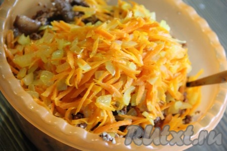 Добавить обжаренные овощи. Всё тщательно перемешать.

 