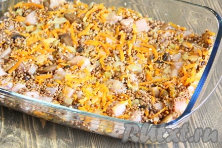 Выложить получившуюся массу в жаропрочную форму и разровнять.